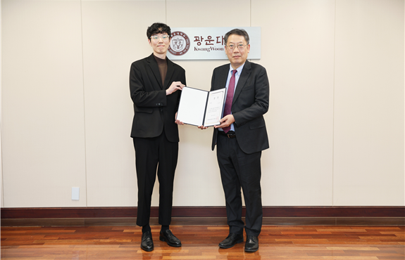 (좌) 전자통신공학과 곽동기 (우)윤도영 총장

