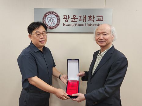 광운대학교 천장호 총장 기념 수상식 사진
(좌측부터 신재호 교수, 천장호 총장)