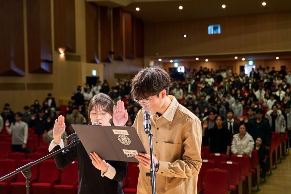 입학식에서 신입생 선서를 하고 있는 신입생 대표(법학부 최준서/건축공학과 김지효)