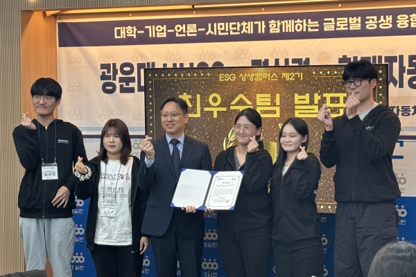 최우수팀(2조)과 김재요 부총장

