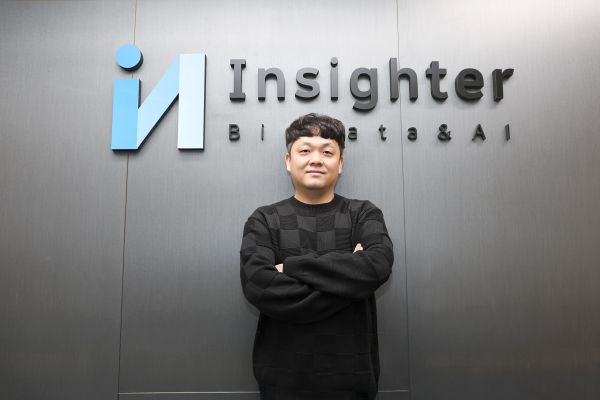 인사이터 남성전 대표가 회사 앞에 서있다