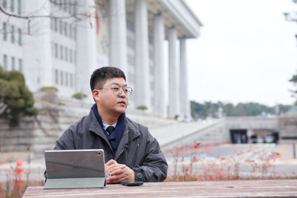 앞으로 계획에 대해 이야기 하고 있다