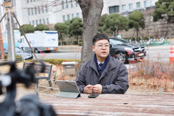 기자직업에 대해 설명하ㅣ고 있다