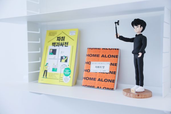 정성권 동문 사무실 피규어
