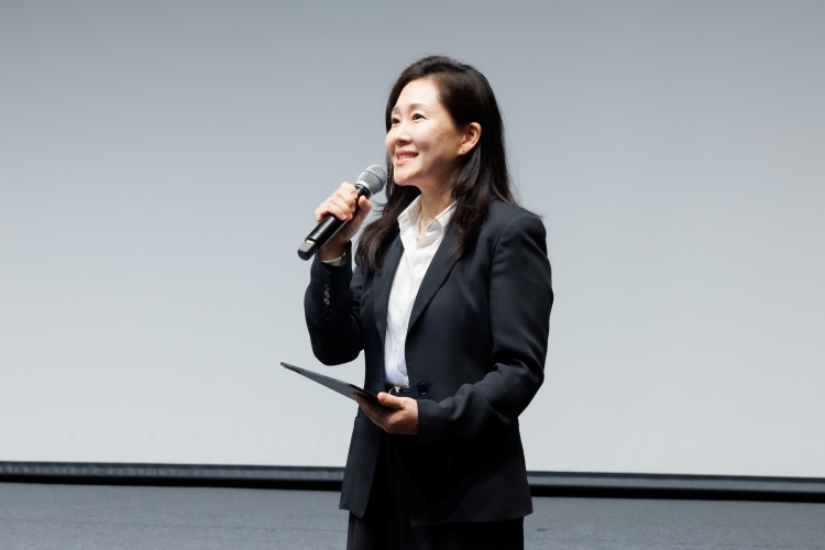 조선영 이사장이 대리수상하고 있다