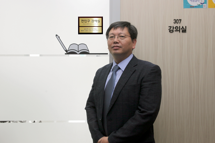전인구 동문(전기공학과 86학번)이 발전기금 및 장학금 총 1억 원을 기탁했다

